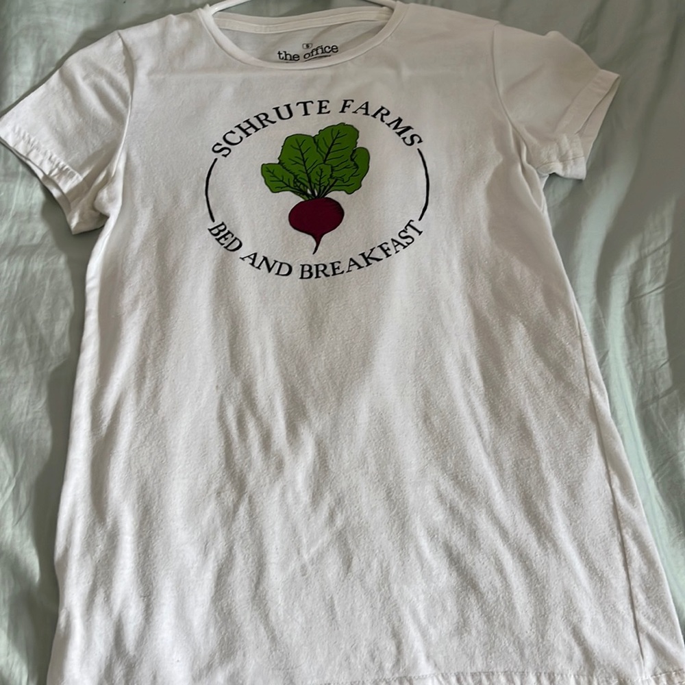 white “schrute farms bed and breakfast” the office tee, size small